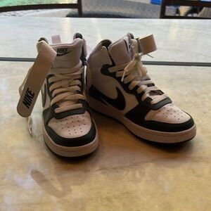 Nike boys shoes 3.5